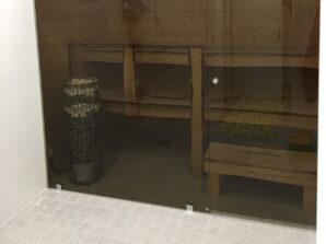 musta sauna lasiseinä